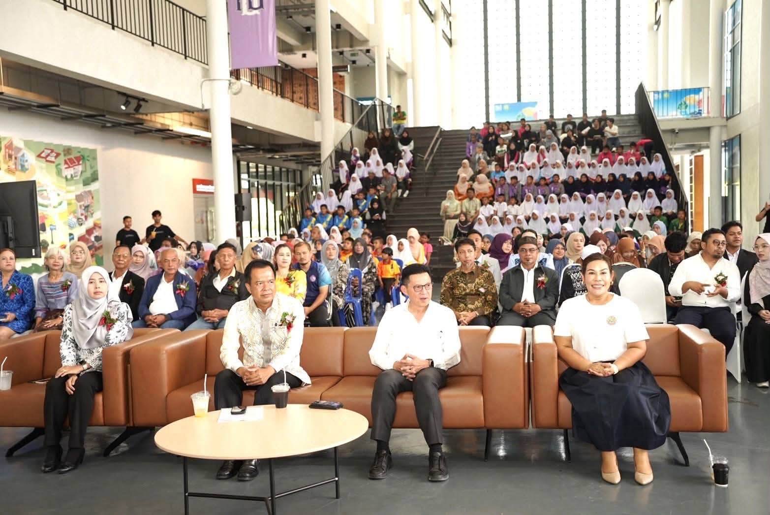 ศอ.บต. โดย ศป.ดส. ร่วมเป็นเกียรติเวทีมหกรรม “ตำบลอยู่ดีมีสุข” ด้านการปกป้องคุ้มครองเด็ก ภายใต้แนวคิด “เลี้ยงเด็ก 1 คน ใช้คนทั้งหมู่บ้าน”