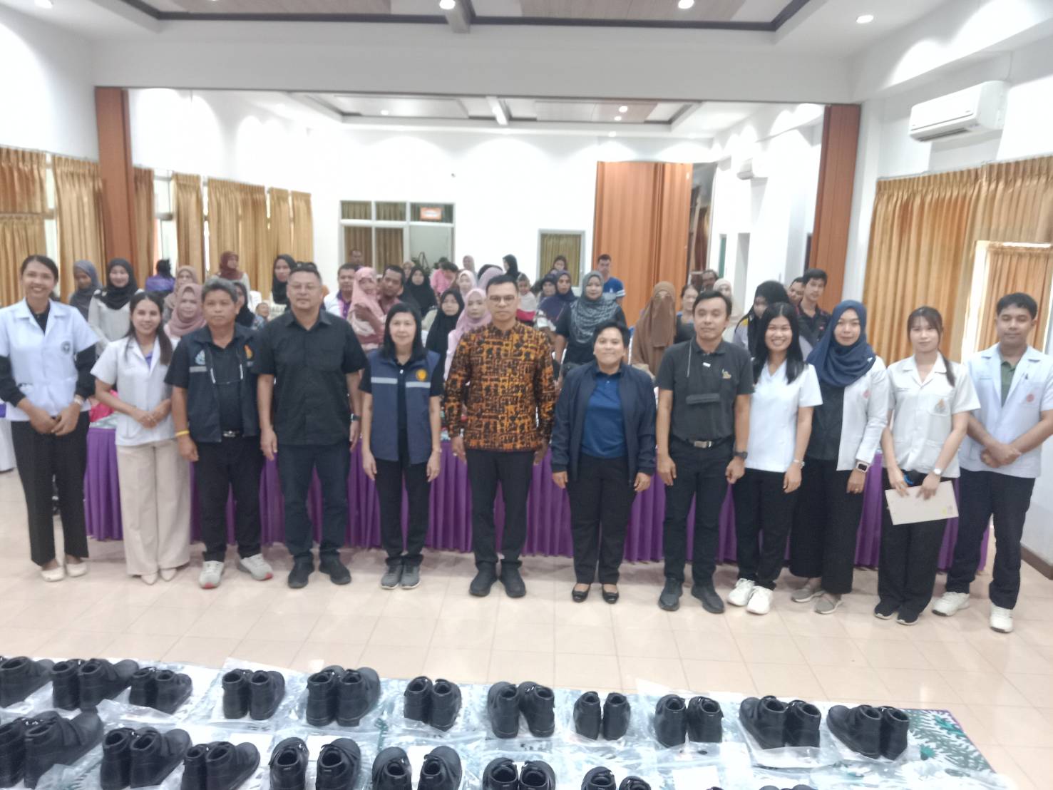 ศอ.บต. สานต่อพระราชดำริ ส่งมอบ “รองเท้าสั่งตัด” 150 คู่ ยกระดับคุณภาพชีวิตเด็กพิการในพื้นที่ชายแดนใต้