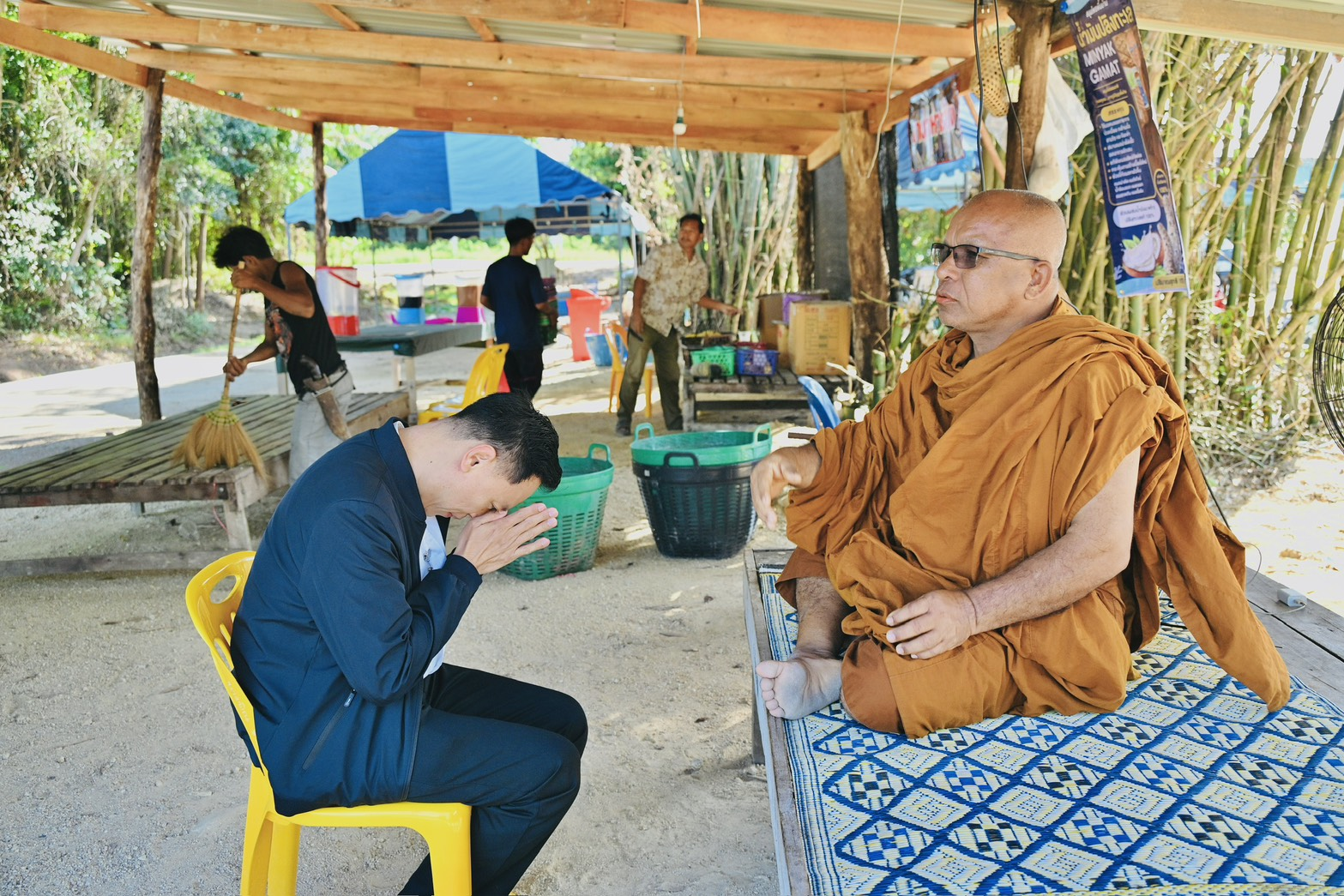 “รองเจ๋ง” เข้ากราบนมัสการ “ท่านเวาะห์” พระนักพัฒนา พระเลี้ยงช้างหนึ่งเดียวในประเทศไทย