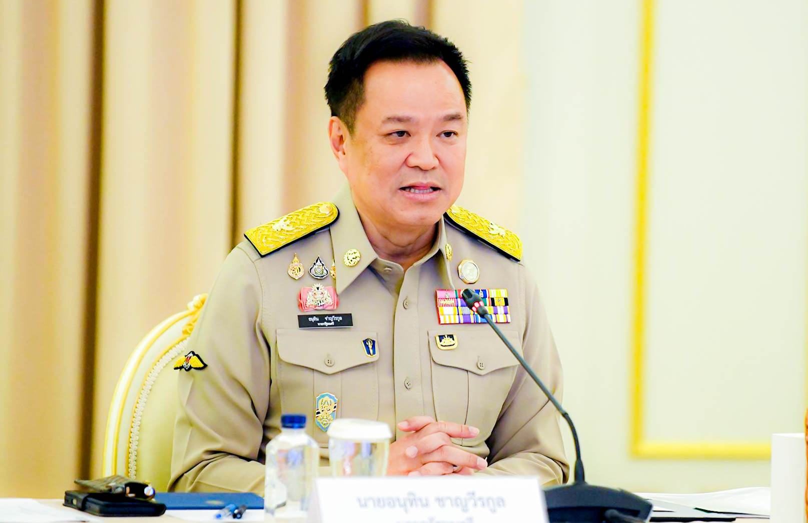 นายกฯ นั่งหัวโต๊ะประชุมหัวหน้าส่วนราชการฯ พร้อม ยกย่อง “หัวหน้าส่วนราชการเกษียณอายุราชการ 69” เป็นผู้ทุ่มเททำงานเพื่อประเทศชาติ