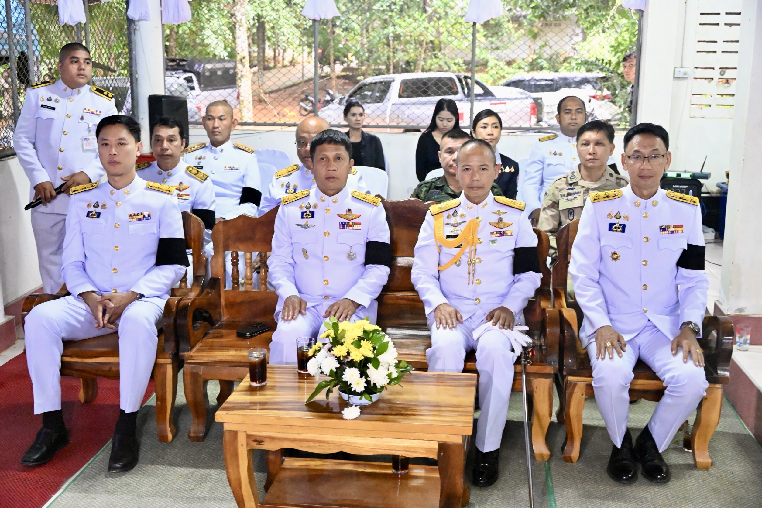 พระบาทสมเด็จพระเจ้าอยู่หัว พระราชทานพวงมาลา–ตะกร้าสิ่งของ แก่ครอบครัว อส.สุคิริน เสียชีวิตจากเหตุลอบวางระเบิด–ซุ่มยิง