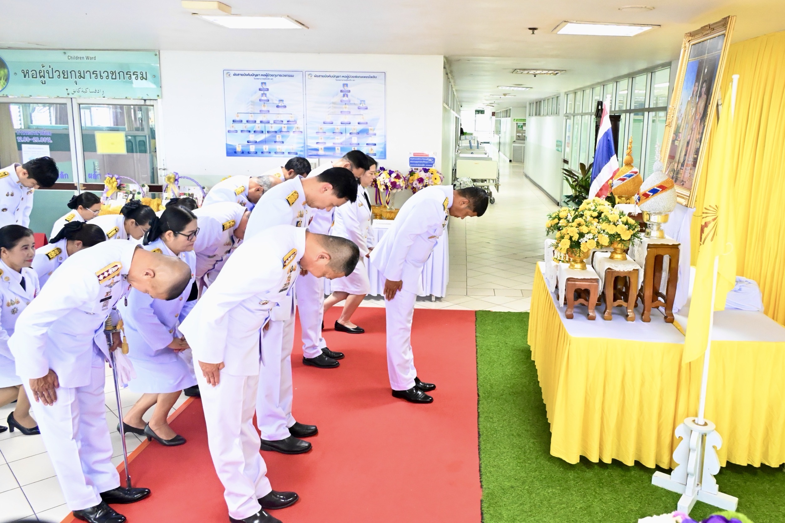 ในหลวง–พระราชินี พระราชทานแจกันดอกไม้และสิ่งของ แก่ อส.สุคิริน บาดเจ็บจากเหตุความไม่สงบ