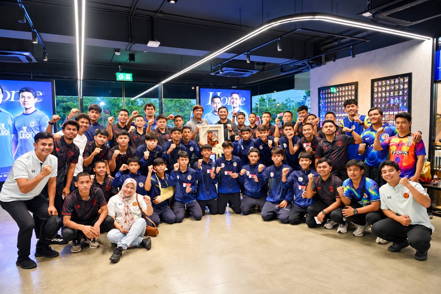 จากสนามชายแดนใต้ สู่บิ๊กแมตช์ไทยลีก! ศอ.บต. พาแข้งเยาวชน “มายอ–ทุ่งยางแดง” เปิดประสบการณ์ติดขอบสนาม จุดไฟฝันสู่เส้นทางนักบอลอาชีพ