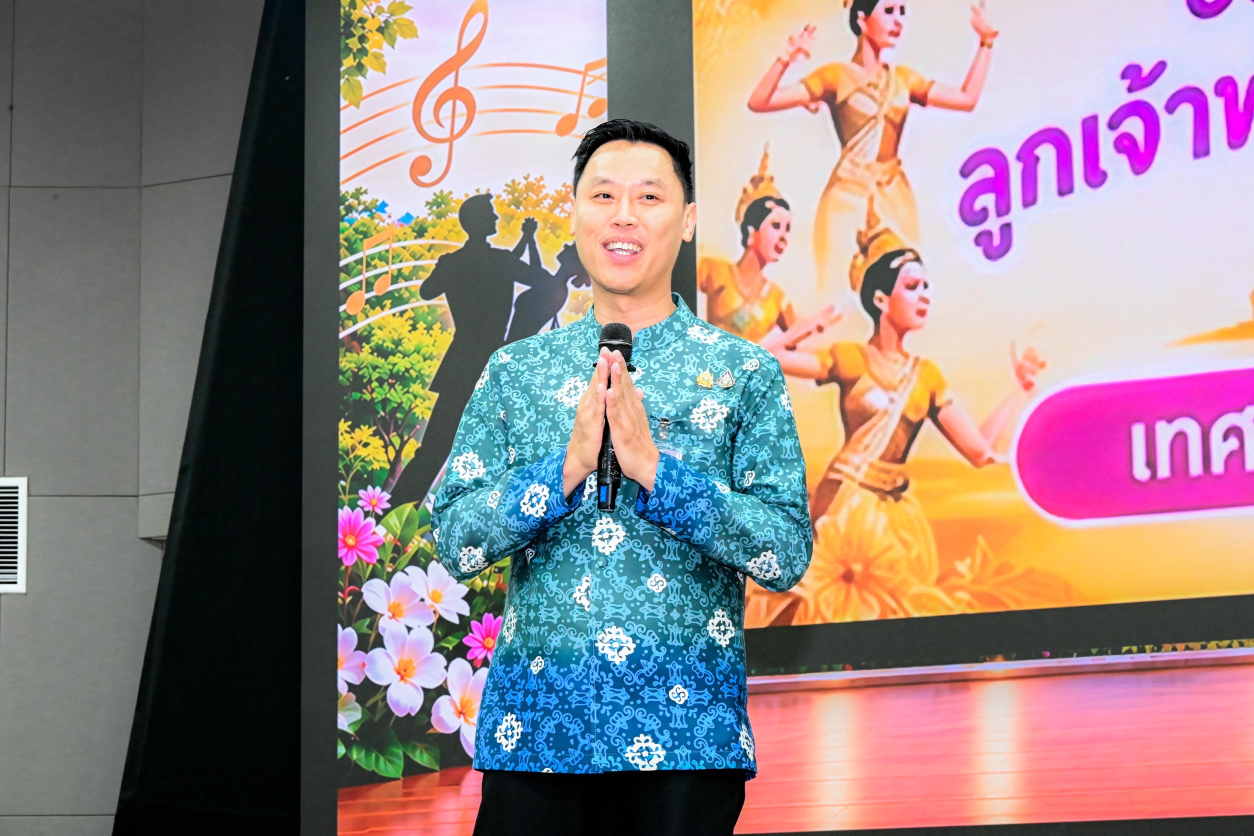 “รองเลขาฯ ศอ.บต.” จับไมค์ร้องเพลง-เต้นลีลาศ ร่วมกับ 16 ชมรมกลุ่มผู้สูงวัยชาวยะลา ปลุกพลังความสุข สร้างรอยยิ้มในงาน “ดนตรี ลีลาศ ในสวน”