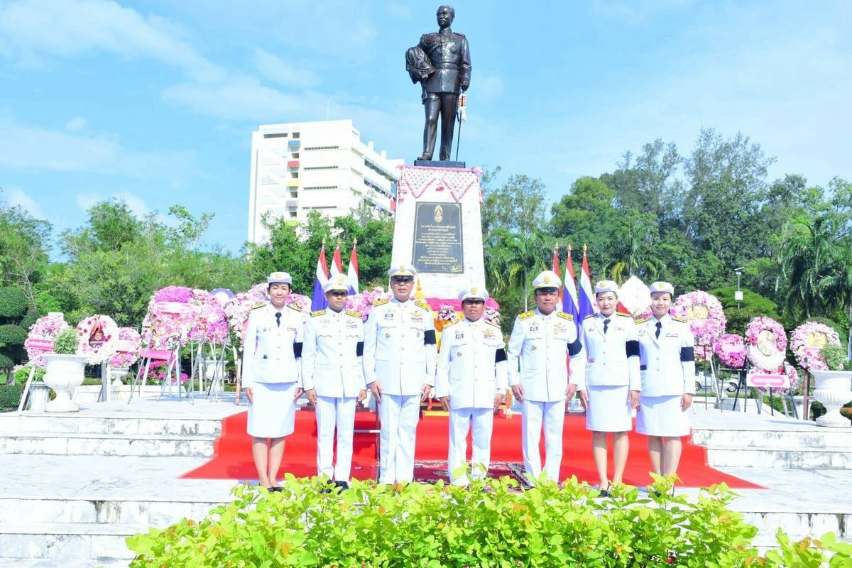 “น้อมรำลึกในพระมหากรุณาธิคุณ รัชกาลที่ 5” ข้าราชการ ศอ.บต. ร่วมพิธีวางพวงมาลาถวายราชศักการะ เบื้องหน้าพระบรมราชานุสาวรีย์ฯ ยะลา